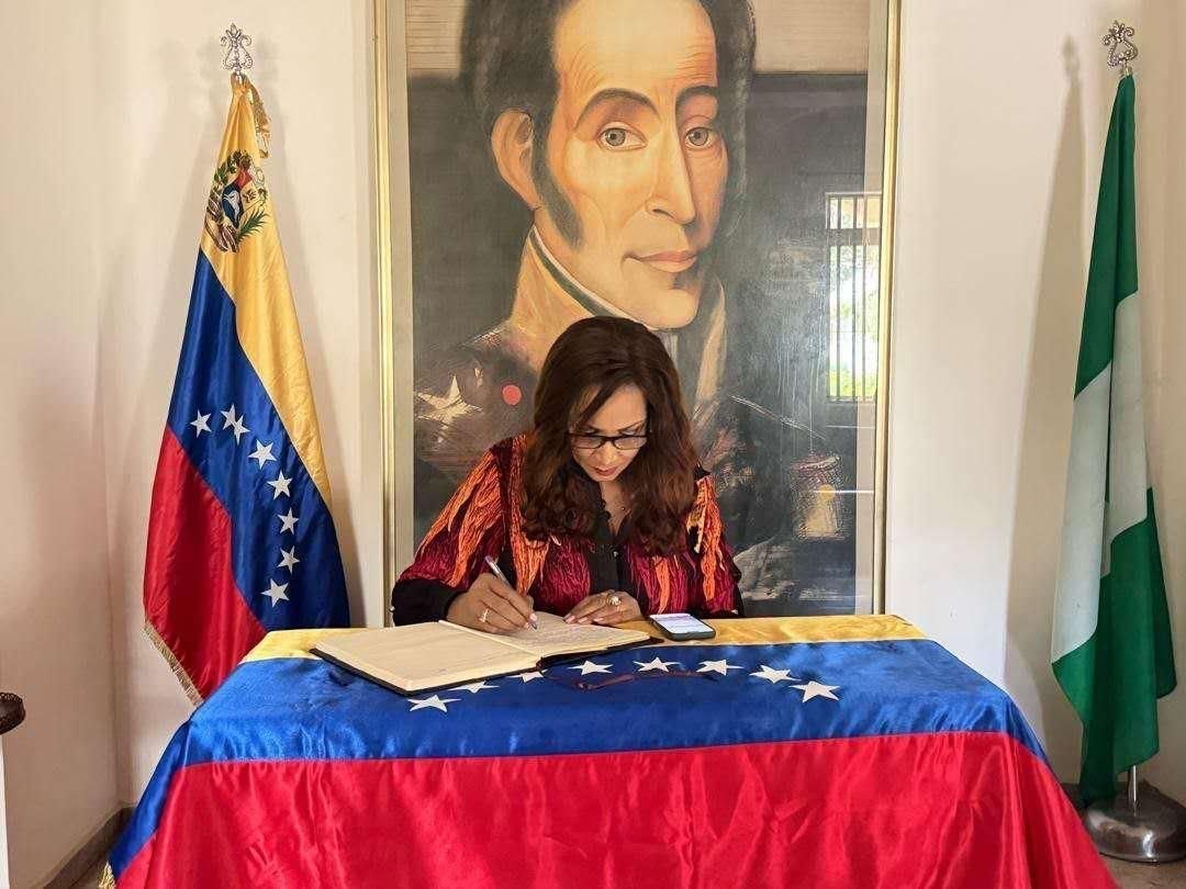 Nigeria expresa su solidaridad a Venezuela con firma del Libro de Condolencias por su canciller